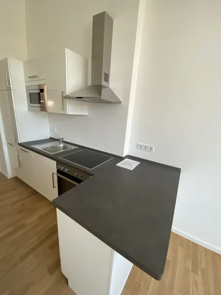 Moderne Wohnung mit sehr hoher Decke und EBK! — photo 1